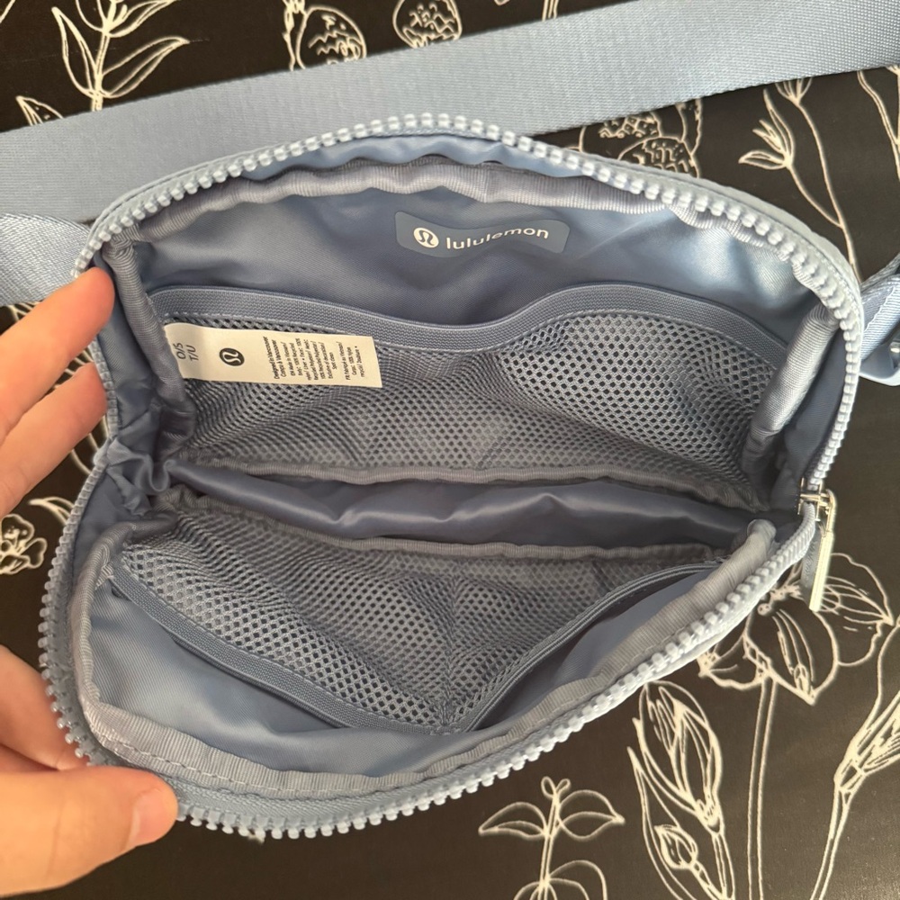 NWOT Lululemon Everywhere Belt Bag - Picture 3 of 8